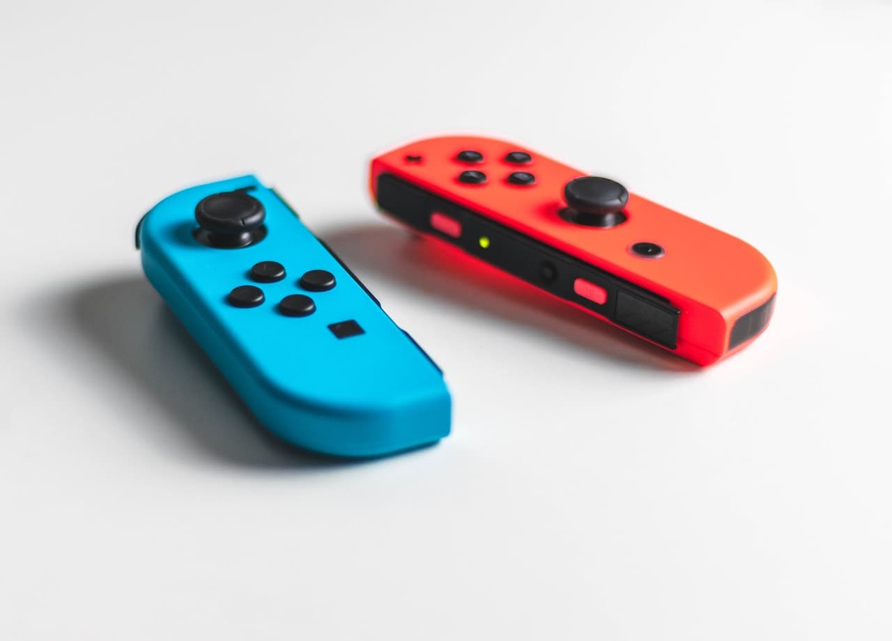 Photo de la Nintendo Switch rouge et bleue.