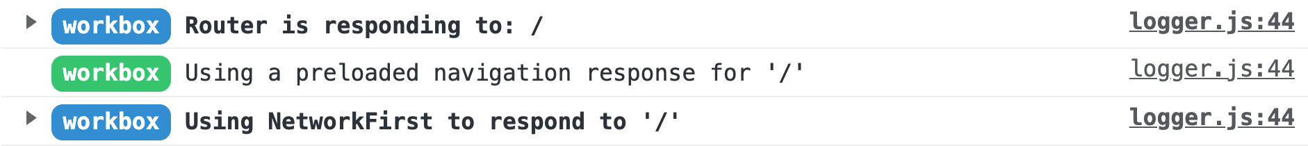 Screenshot log Workbox di konsol DevTools Chrome. Pesan dibaca, dari atas ke bawah: &#39;Router sedang merespons /&#39;, &#39;Menggunakan permintaan navigasi yang dipramuat untuk /&#39;, dan &#39;Menggunakan NetworkFirst untuk merespons /&#39;